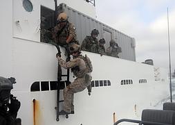 Efectivos de los Navy Seals realizan un ejercicio. / Foto: AFP