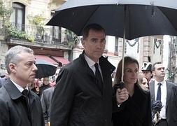 Los Príncipes don Felipe y Doña Letizia (d), acompañados por el lehendakari, Iñigo Urkullu. / Efe | Vídeo: Atlas