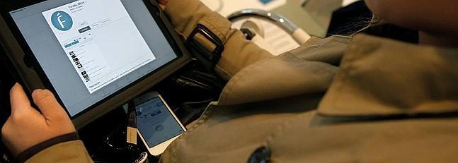 Una joven prueba la aplicación en una tableta y en un móvil. / R. C.