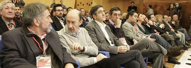 Jesús Eguiguren charla junto a Rubalcaba. / Archivo