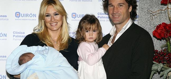 Carolina Cerezuela y Carlos Moyá posan con dos de sus hijos, Carla y Carlos. / Efe