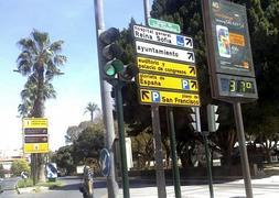 Un termómetro marca 37 grados en una calle de la ciudad de Murcia. / Efe