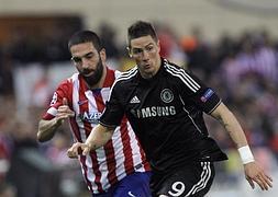 Torres corre por delante de su rival colchonero. / Alberto Martín (Efe)