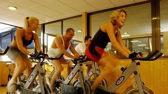 Clase de "spinning" o ciclismo "indoor"