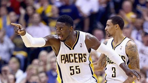 Hibbert celebra una canasta. 