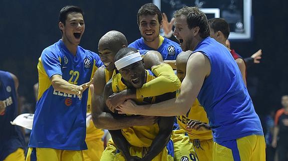 Los jugadores macabeos celebran la canasta ganadora de Rice. 