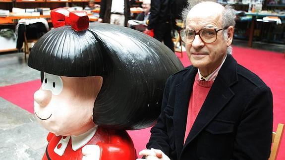 Quino, junto a su creación.