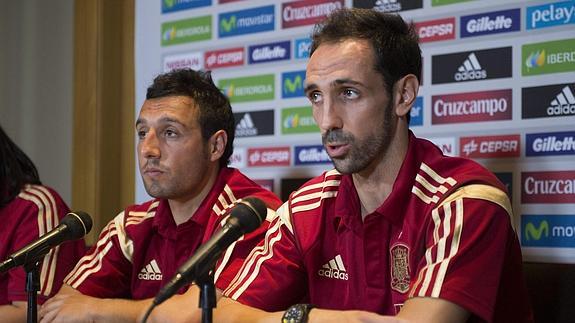 Juanfran y Cazorla, en rueda de prensa. 