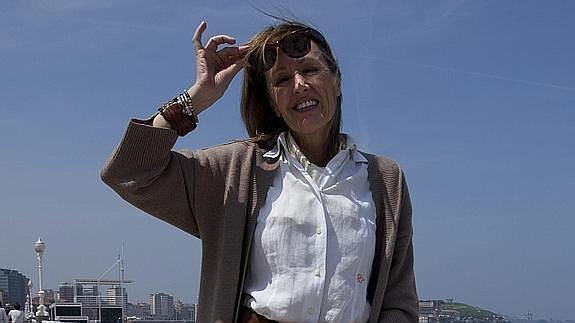 Henar Ortiz posa frente a la playa de San Lorenzo en Gijón. 