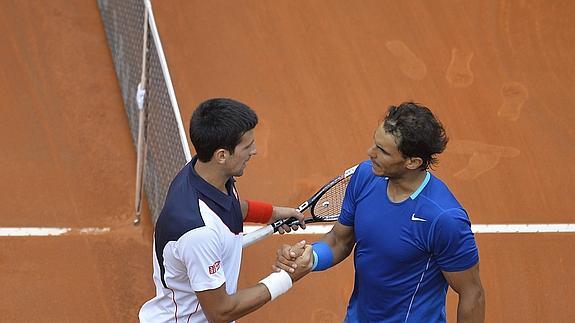 Novak Djokovic (i) y Rafael Nadal se saludan al término de la final del Masters 100 de Roma 