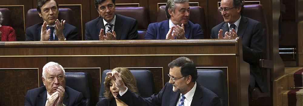 Mariano Rajoy y Alfonso Alonso se saludan tras su intervención en el Congreso de los Diputados. 