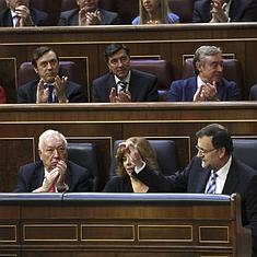 Mariano Rajoy y Alfonso Alonso se saludan tras su intervención en el Congreso de los Diputados. 