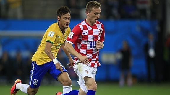 Modric (d) se lleva un balón ante Neymar (i).