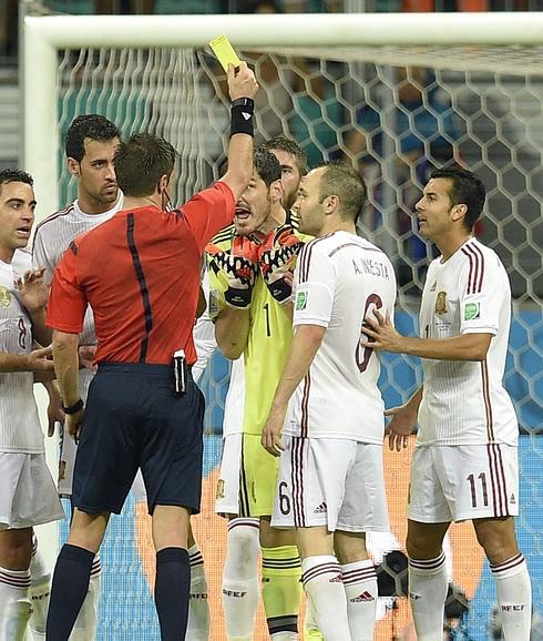 Casillas vio la amarilla ante Holanda. 