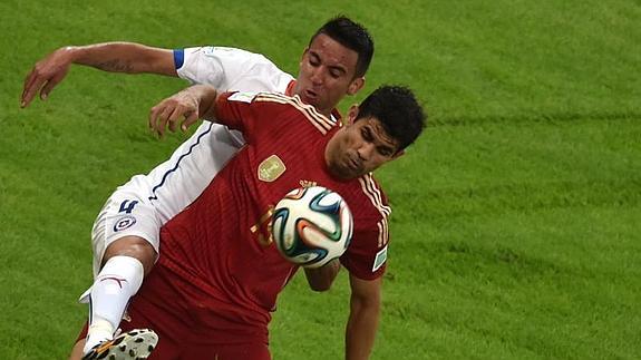 Diego Costa pelea un balón.