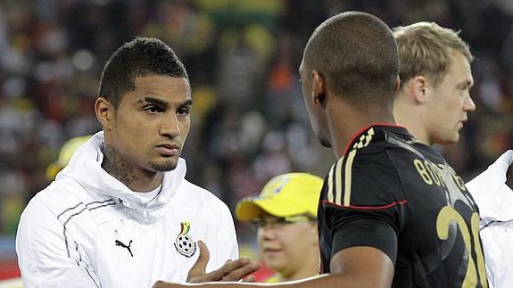 Jerome y Kevin-Prince Boateng se dan la mano.