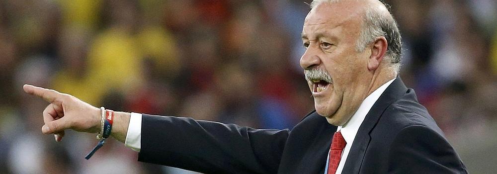 Del Bosque gesticula durante un partido. 