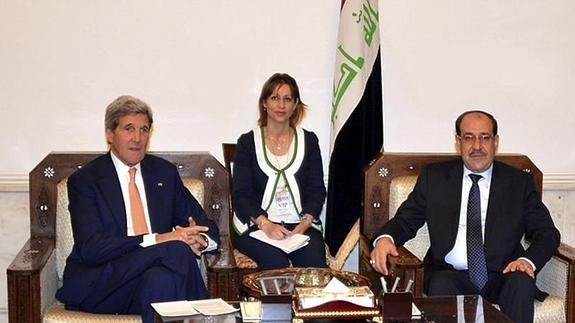 Kerry (izq), durante su reunión con el primer ministro iraquí, Nuri al Maliki (dcha), en Bagdad.