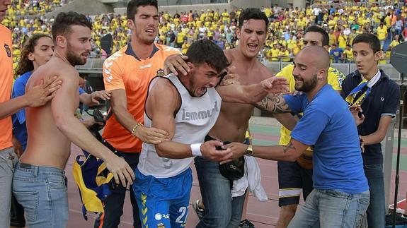 Aficionados de Las Palmas, junto a un jugador local, Asdrubal.