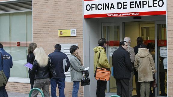 El paro baja en 122.684 personas, la segunda mayor caída en junio desde 1996