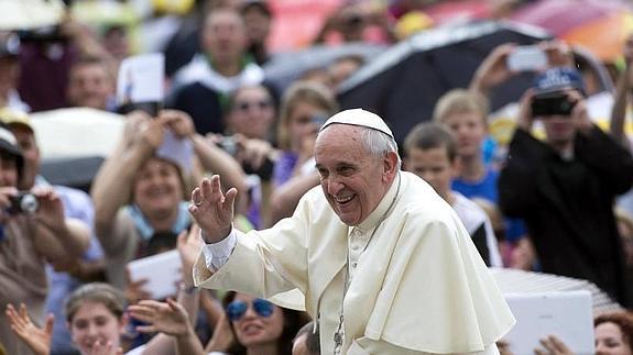 El papa Francisco saluda a varios peregrinos