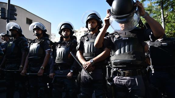 La policía, en los alrededores de Maracaná. 