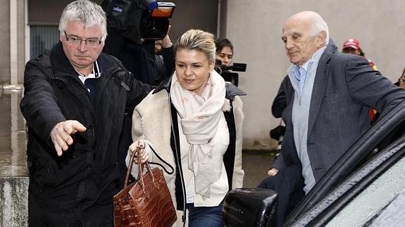 Corinna Schumacher sale del hospital en el que está su marido. 