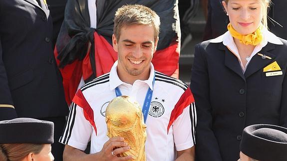 Lahm sostiene la Copa del Mundo.  