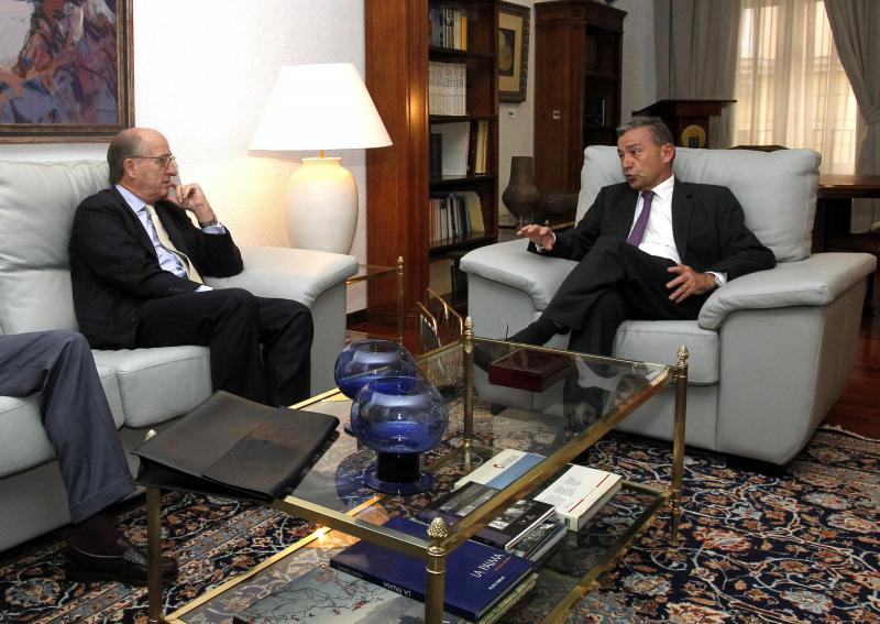 Paulino Rivero (d) y Antonio Brufau (i), durante la reunión que han mantenido en Madrid 