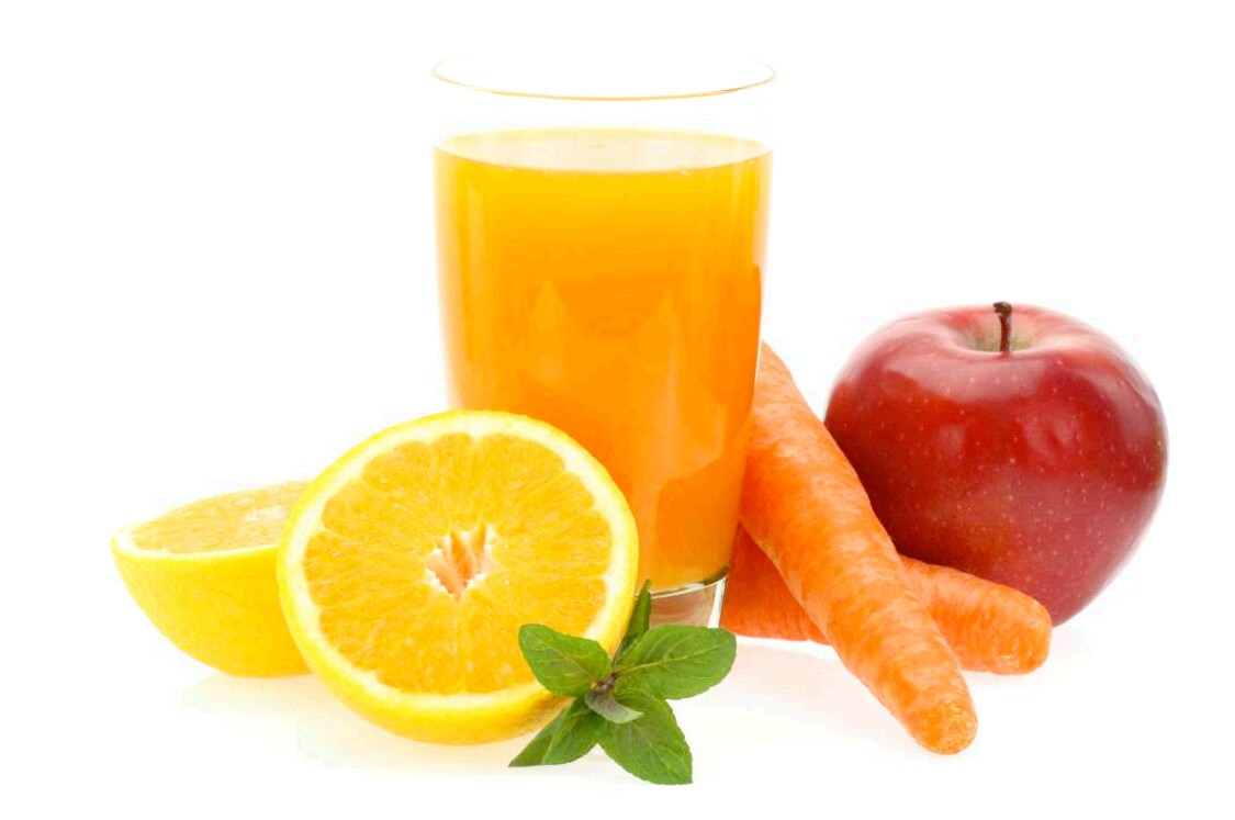 Hay que aumentar la ingesta de frutas y verduras diariamente, en especial las de color más intenso. 