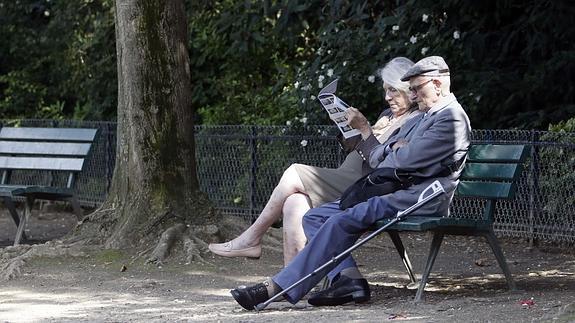 Un matrimonio de pensionistas, relajados en un parque. 