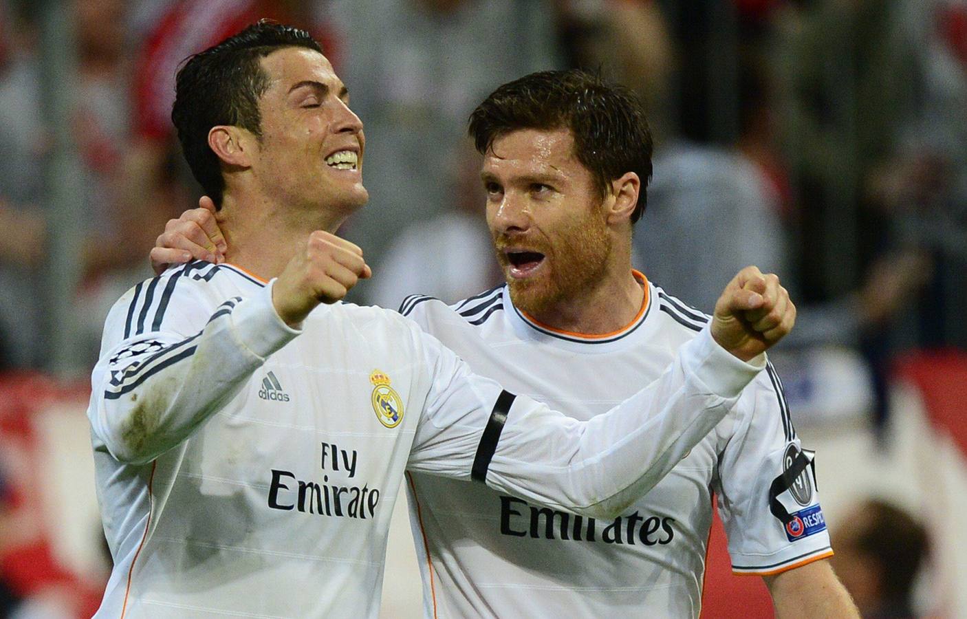 Alonso (d) celebra un gol junto a Ronaldo. 