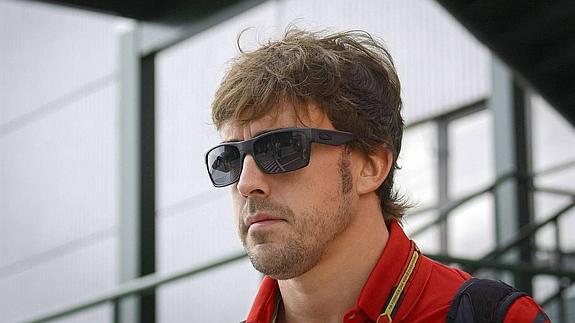 Alonso camina por el paddock. 