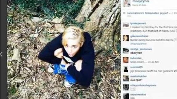 Miley Cyrus y su foto orinando revolucionan la red