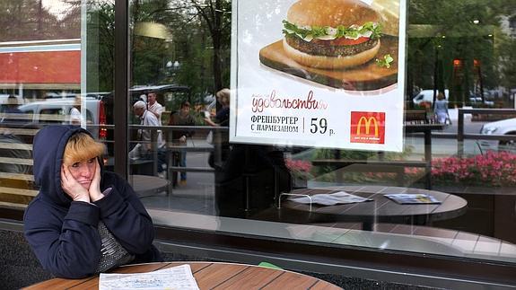 Una mujer sentada en un local de McDonald's en Moscú. 