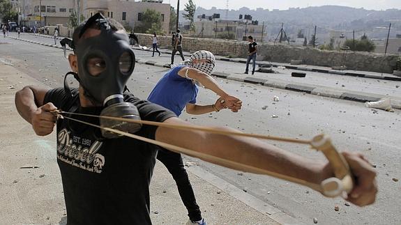 Palestinos se enfrentan con las tropas israelíes. 