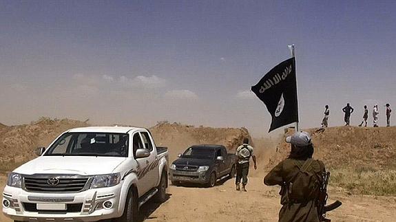 Yihadistas del Estado Islámico cortan una carretera en la frontera entre Siria e Irak. 