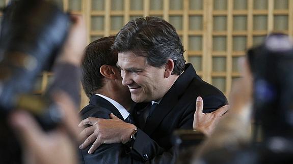 Montebourg abraza a su sucesor. 