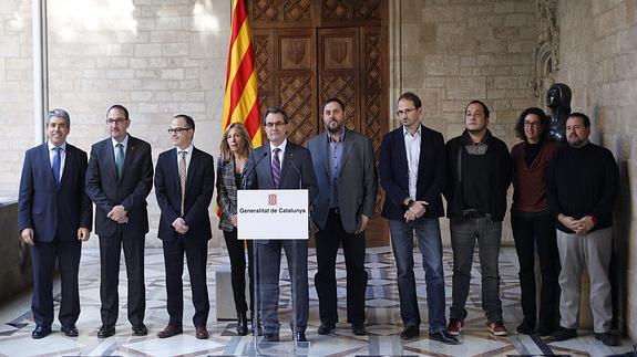 Artur Mas, acompañado de los líderes de ERC, ICV, EUIA, CUP, y otros miembros del Gobierno catalán tras anunciar en 2013 la intención de llevar a cabo la consulta.