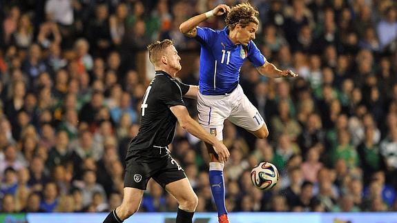 Cerci (d), durante un partido con Italia. 