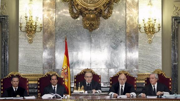 Miguel Colmenero (izda.), con otros jueces del Supremo.