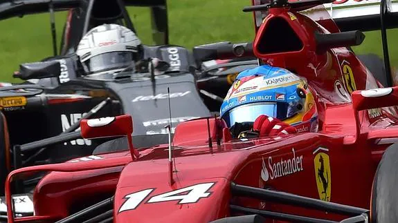 Alonso (d) pilota su Ferrari. 