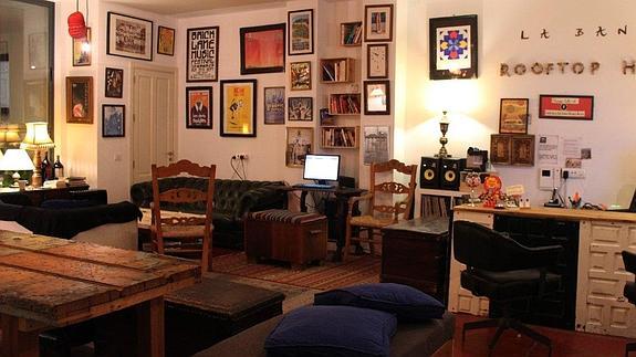 Vista del salón de un hostel.