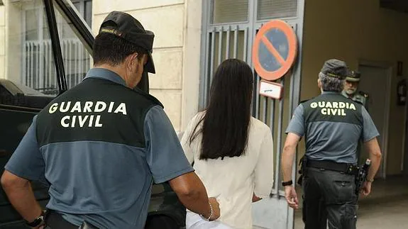 Sara L. H., a su llegada a la Audiencia Provincial de Sevilla. 