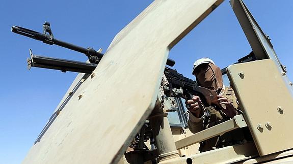Un miliciano 'peshmerga' monta guardia en un vehículo militar al norte de Irak. 