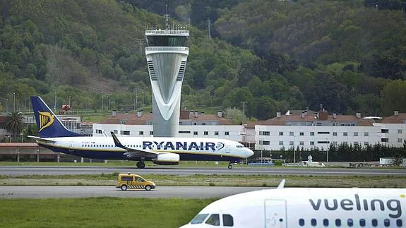 Dos aviones de Ryanair y de Vueling.
