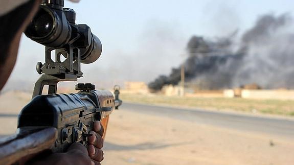 Un voluntario chií de la milicia Brigadas de Hizbulá apunta su rifle durante combates contra militantes del grupo Estado Islámico