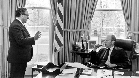 Henry Kissinger (i) con el presidente Ford en 1975.