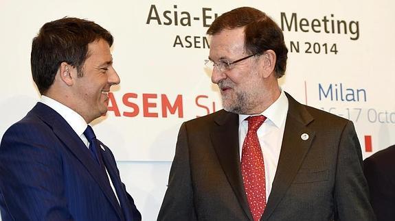 El primer ministro italiano, Matteo Renzi (i), da la bienvenida al presidente del Gobierno español, Mariano Rajoy