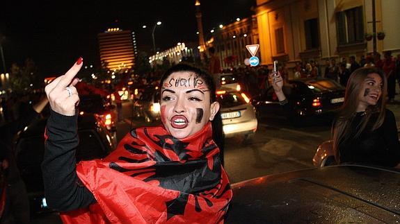 Una aficionada albanesa, en Tirana. 